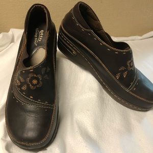 L’Artistic Spring Step Burbank Leather Clogs